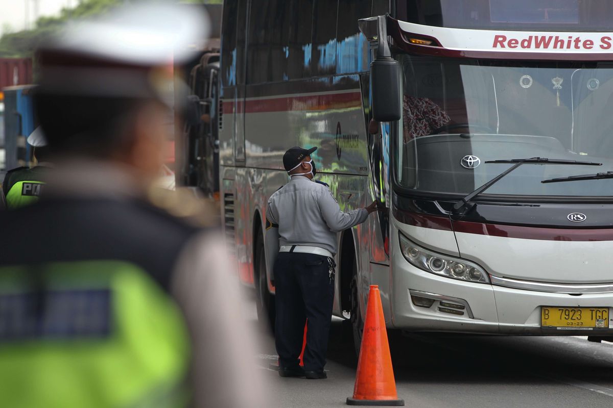 Petugas melakukan pemeriksaan di check point penyekatan pertama di ruas tol Jakarta - Cikampek Km 31, Kabupaten Bekasi, Jawa Barat, Jumat (24/4/2020). Larangan mudik mulai diberlakukan pemerintah mulai 24 April 2020 pukul 00.00 WIB untuk mencegah penyebaran Covid-19 melalui Operasi Ketupat 2020. Kendaraan pribadi baik motor atau mobil dan kendaraan umum berpenumpang dilarang keluar dari wilayah Jabodetabek.