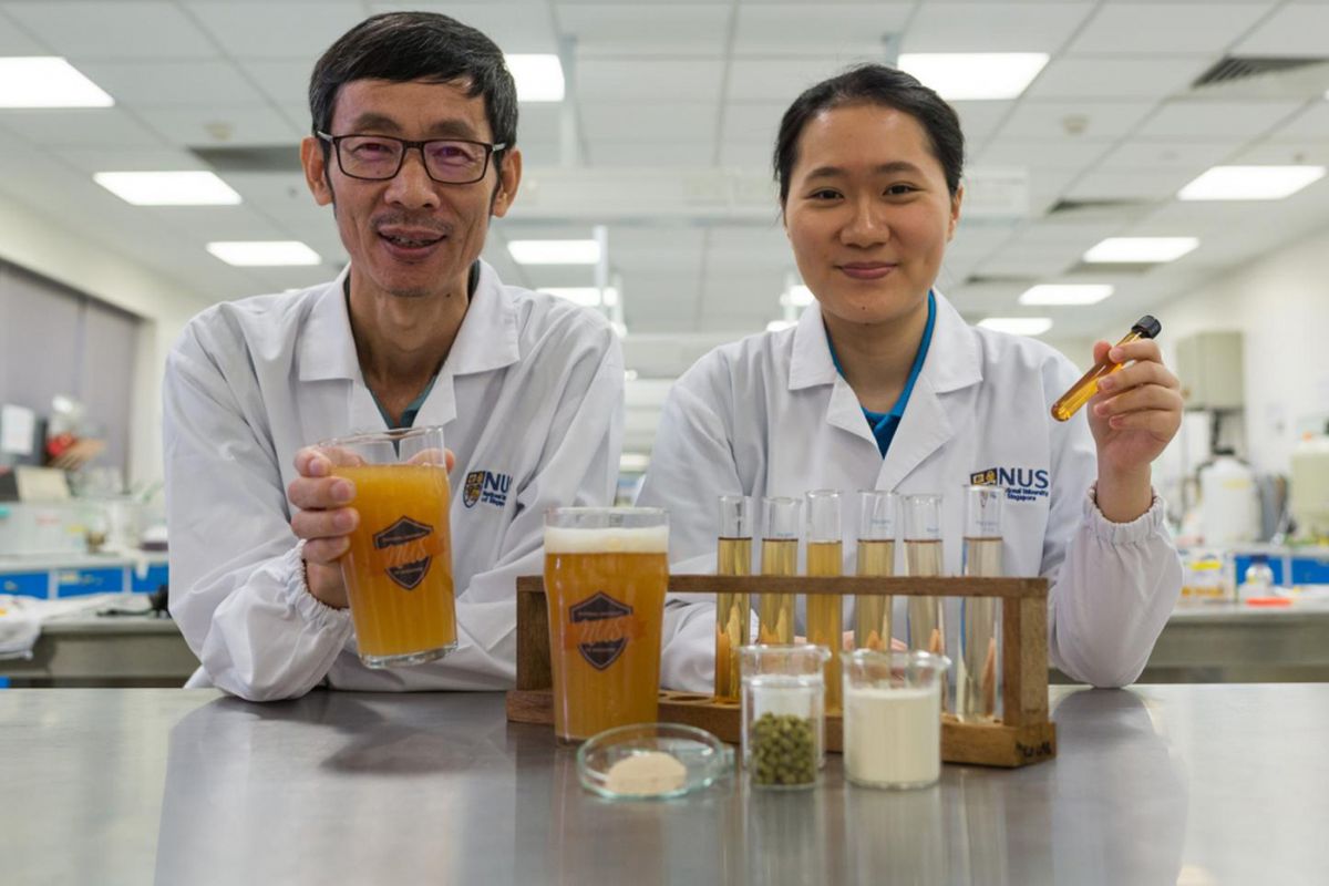 Dosen pendamping Liu Shao Quan dan Chan Mei Zhi Alcine, mahasiswa  Teknologi Pangan di NUS yang menciptakan bir probiotik.