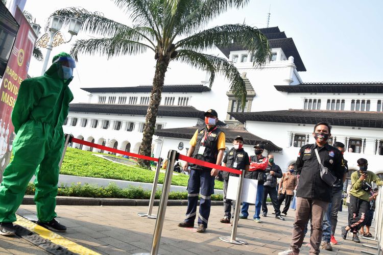 Tampak antrian warga yang antusias mengikuti tes massal yang digelar Badan Intelijen Negara (BIN) di halaman Gedung Sate, Jalan Diponegoro, Kota Bandung, Jumat (26/6/2020). Hari kedua pada tes massal di Gedung Sate ini, BIN mencatat 322 orang diambil sampel hingga pukul 10.00 WIB, dan 8 orang dinyatakan reaktif.