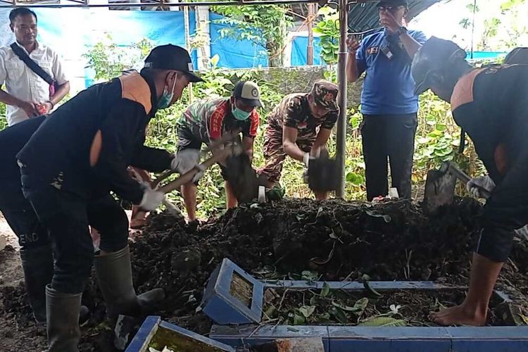 Sejumlah warga menyaksikan pembpngkaran makan Romdan 45) warga Desa Sirigan, Kecamatan Paron, Kabupaten Ngawi, yang meninggal dengan tidak wajar. Romdan ditemukan tewas dengan bersimbah darah pada bagian kepala oleh istrinya pada Hari Sabtu (18/02) dikamarnya.