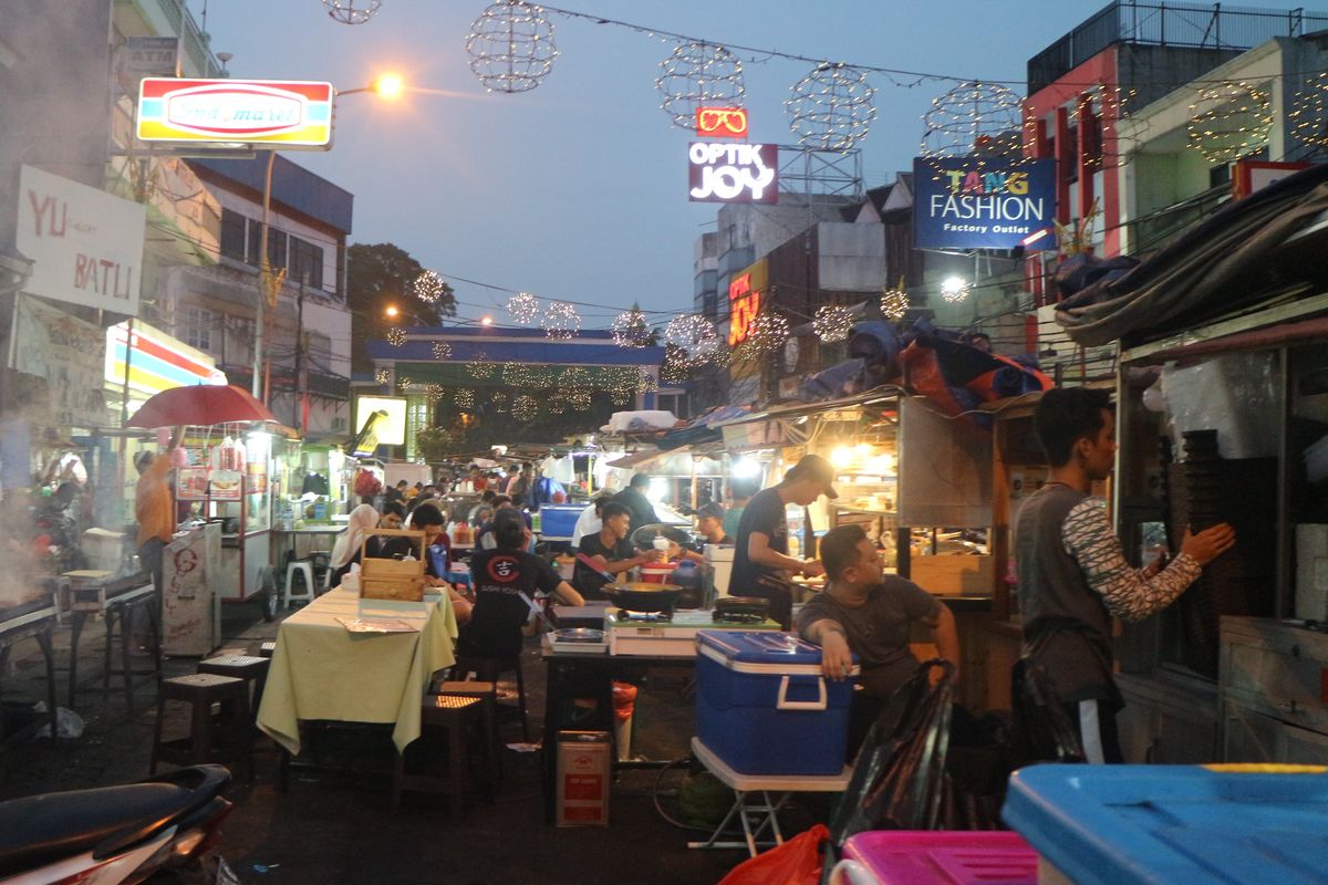 Para pedagang di kawasan kuliner Pasar Lama berjejer rapi dengan beberapa meja dan bangku yang masih terlihat sepi