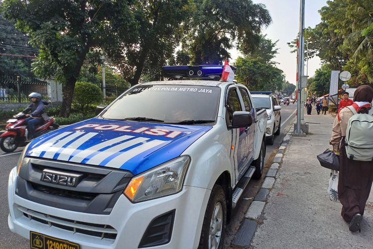 Polisi menempatkan ETLE (Electronic Traffic Law Enforcement) Mobile di Jalan Raya Lenteng Agung, Jagakarsa, Jakarta Selatan, Rabu (23/8/2023) sore.