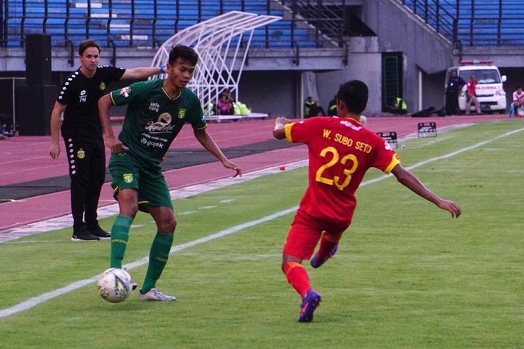Debut pemain muda Persebaya Surabaya, Koko Ari Araya (hijau) pada Pekan 31 Liga 1 2019 melawan Bhayangkara FC yang berakhir dengan skor 4-0 di Stadion Gelora Bung Tomo Surabaya, Jawa Timur, Minggu (08/12/2019) sore. 