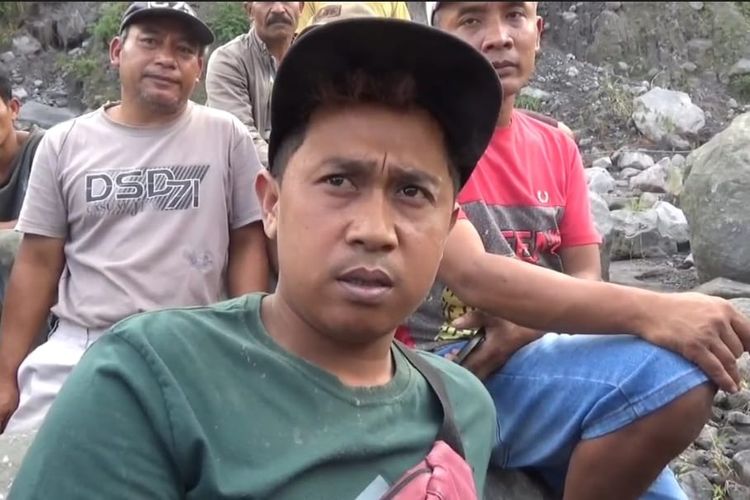 Latif melihat sang adik tertimbun material longsor di Pronojiwo, Lumajang, Jawa Timur, Selasa (4/6/2024). (Kompas.com/Miftahul Huda)