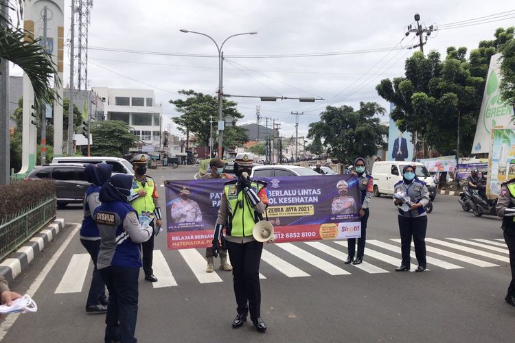 Aparat gabungan di Kota Depok melakukan kegiatan Operasi Zebra di Persimpangan Jalan Siliwangi-Jalan Margonda, Pancoran Mas, Depok pada Senin (15/11/2021).