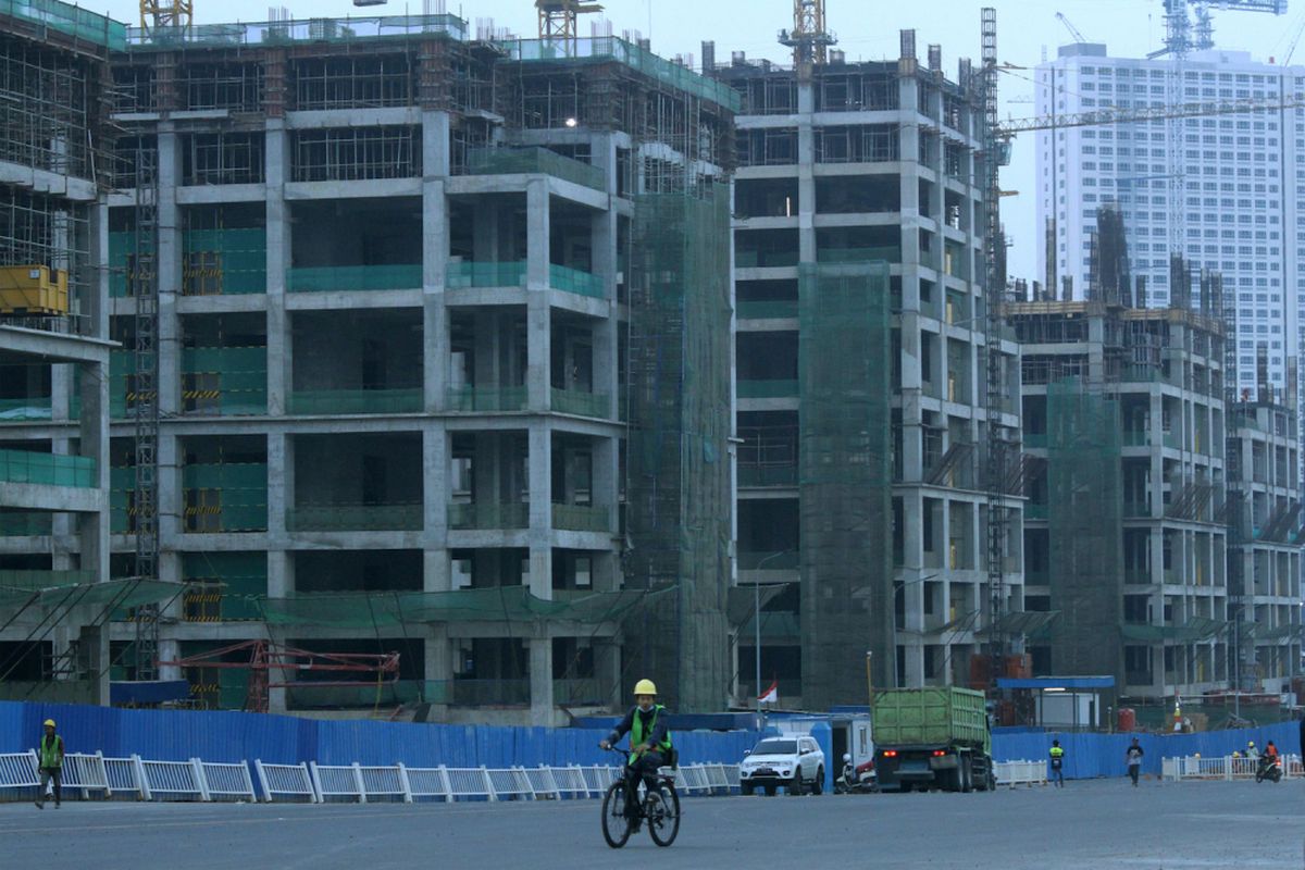 Pekerja beraktivitas di kawasan proyek pembangunan Apartemen Meikarta, di Cikarang, Kabupaten Bekasi, Jawa Barat, Senin (15/10). Wakil Ketua KPK Basaria Panjaitan menyatakan menjaring pejabat Dinas PUPR Kabupaten Bekasi dan rekanan mitra kerja dalam operasi tangkap tangan terkait kasus dugaan suap perizinan proyek properti Meikarta, dengan total barang bukti sekitar Rp1 miliar dalam bentuk Dolar Singapura dan Rp 500 juta. ANTARA FOTO/Risky Andrianto/foc/18.