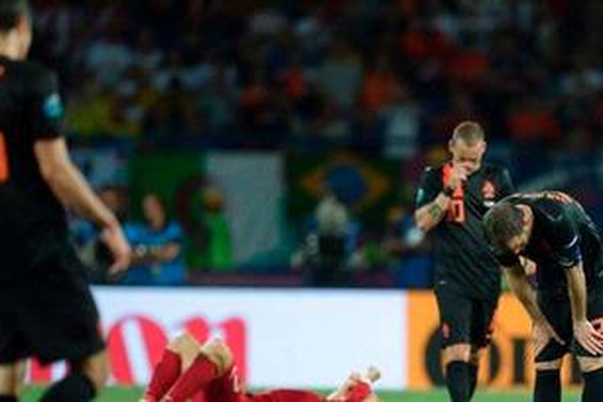 Para pemain Belanda tertunduk lesu setelah dikalahkan Portugal 1-2 pada partai terakhir Grup B Piala Eropa 2012, Minggu atau Senin (18/6/2012) dini hari WIB. Kekalahan itu membuat Belanda tersingkir.