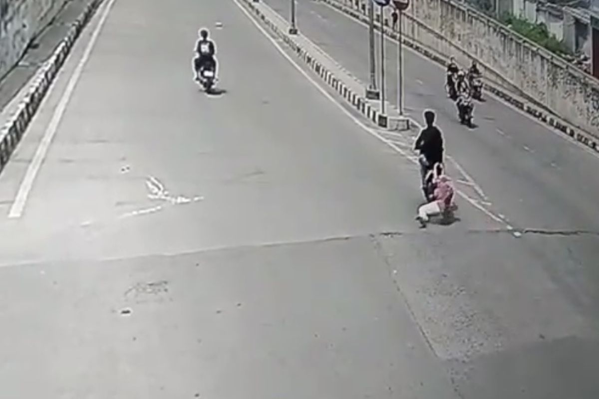 Bidikan layar rekaman CCTV seorang wanita muda bernama Indah (26) terseret 150 meter demi mempertahankan sepeda motor pelanggannya yang dicuri maling di Underpass Cibitung, Kecamatan Cibitung, Kabupaten Bekasi, Selasa (27/2/2024).