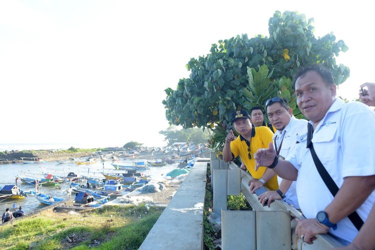 Wakil Gubernur Jawa Barat Uu Ruzhanul Ulum saat meninjau objek wisata Pantai Pangandaran beberapa waktu lalu.
