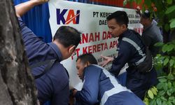 Lindungi Aset Negara, KAI Tertibkan Rumah Dinas di Surabaya 