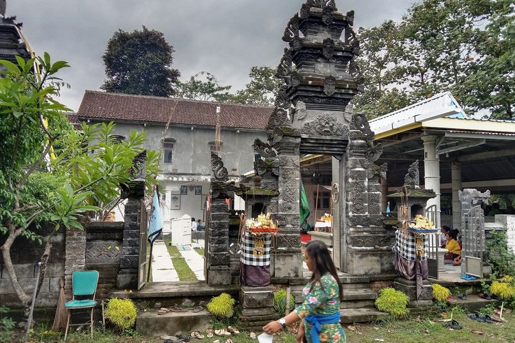 Tempat ibadah umat Hindu di Dusun Ngepeh, Desa Rejoagung, Kecamatan Ngoro, Kabupaten Jombang, Jawa Timur.