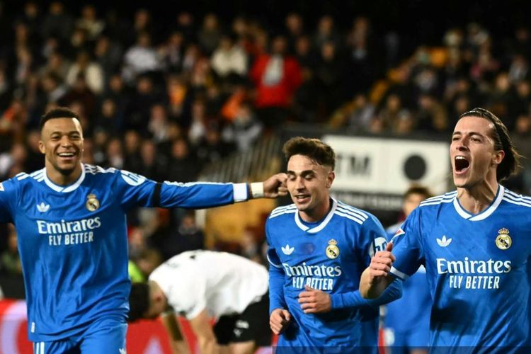 Alvaro Carreras merayakan gol dengan Kylian Mbappe (kiri) dalam pertandingan sepak bola liga Spanyol antara Valencia vs Real Madrid CF di Stadion Mestalla di Valencia pada 8 Februari 2026. (Foto oleh JOSE JORDAN / AFP)