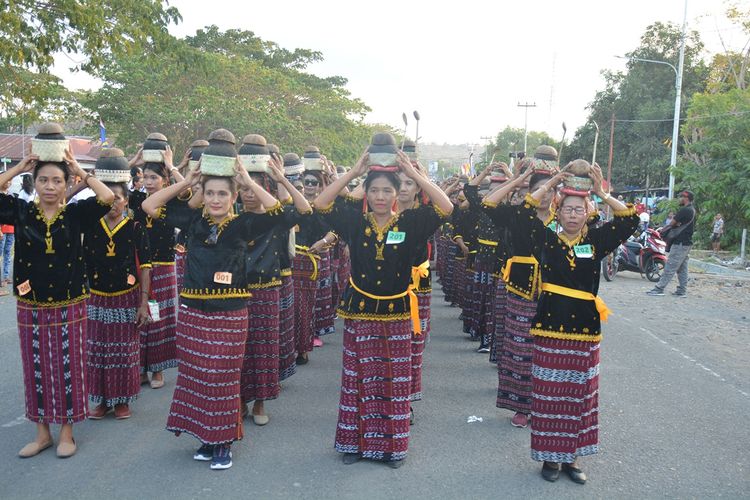 1.000 perempuan Ndora atau Doa menggelar Parade 1.000 Esu Kose saat Festival Literasi Nagekeo tingkat Provinis Nusa Tenggara Timur yang dilaksanakan di Kabupaten Nagekeo, Senin, (30/9/2019). 