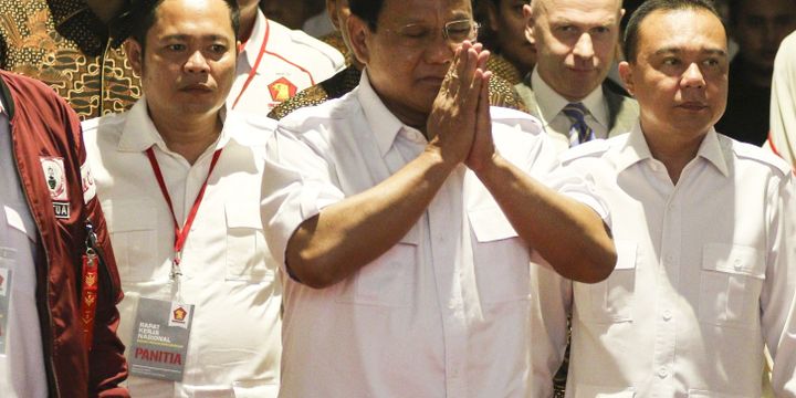 Ketua Umum Partai Gerindra Prabowo Subianto (tengah) bersiap menghadiri acara Rapat Kerja Nasional Bidang Advokasi dan Hukum DPP Gerindra di Jakarta, Kamis (5/4). Dalam acara yang diselenggarakan secara tertutup tersebut Prabowo akan memberikan arahan dan pidato politiknya kepada seluruh kader Partai Gerindra yang hadir. ANTARA FOTO/Muhammad Adimaja/foc/18.