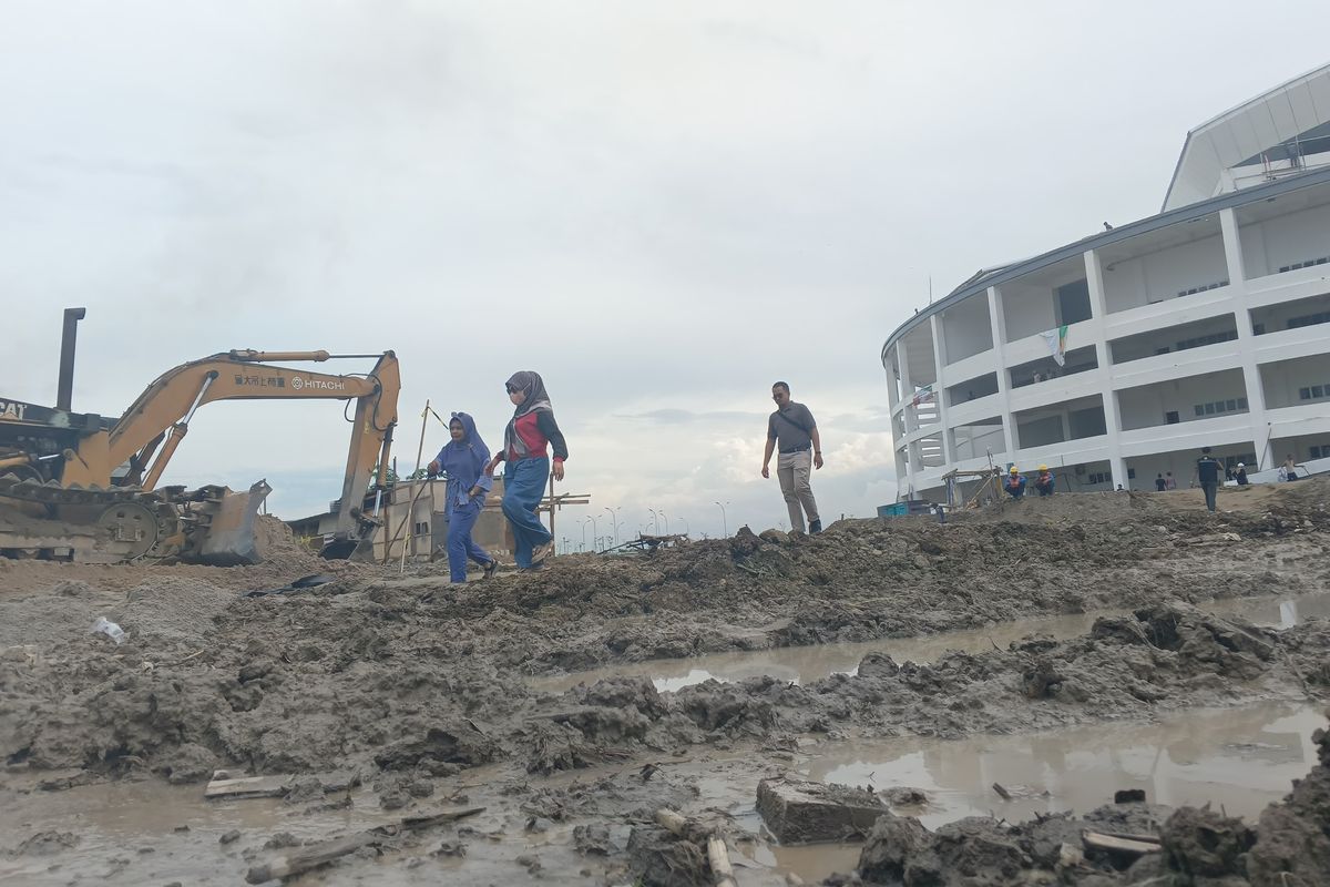 Penampakan akses jalan menuju GOR Voli Indoor di Sport Centre Sumut, Selasa (10/9/2024).