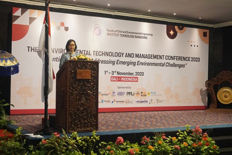 Pakar yang juga Rektor ITB, Prof. Reini Wirahadikusuma hadir dalam acara The 7th Enviromental Technology and Management Conference (ETMC) 2023.