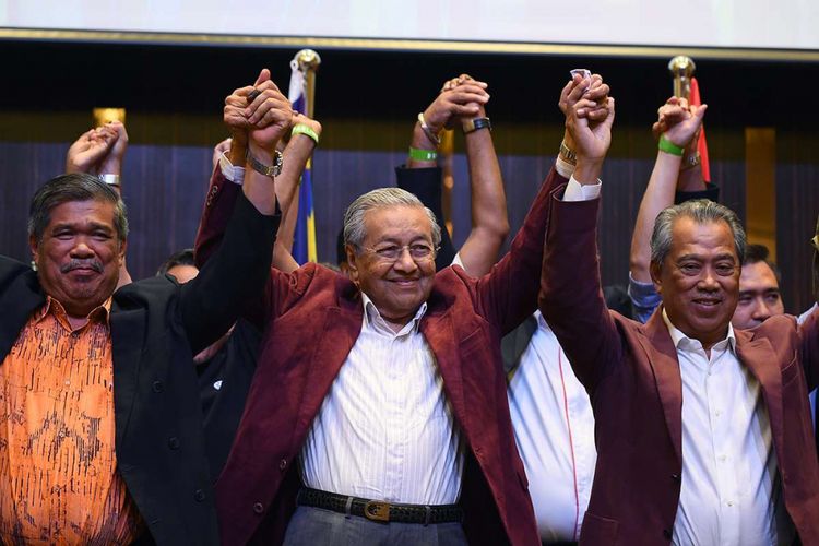 Politisi senior Malaysia Mahathir Mohamad dan sejumlah petinggi dari koalisi Pakatan Harapan merayakan kemenangan Mahathir dalam pemilihan umum di Malaysia, Kamis (10/5/2018). Mahathir Mohamad dari koalisi Pakatan Harapan resmi menjadi perdana menteri ketujuh Malaysia usai mengalahkan perdana menteri petahana Najib Razak dari koalisi Barisan Nasional.