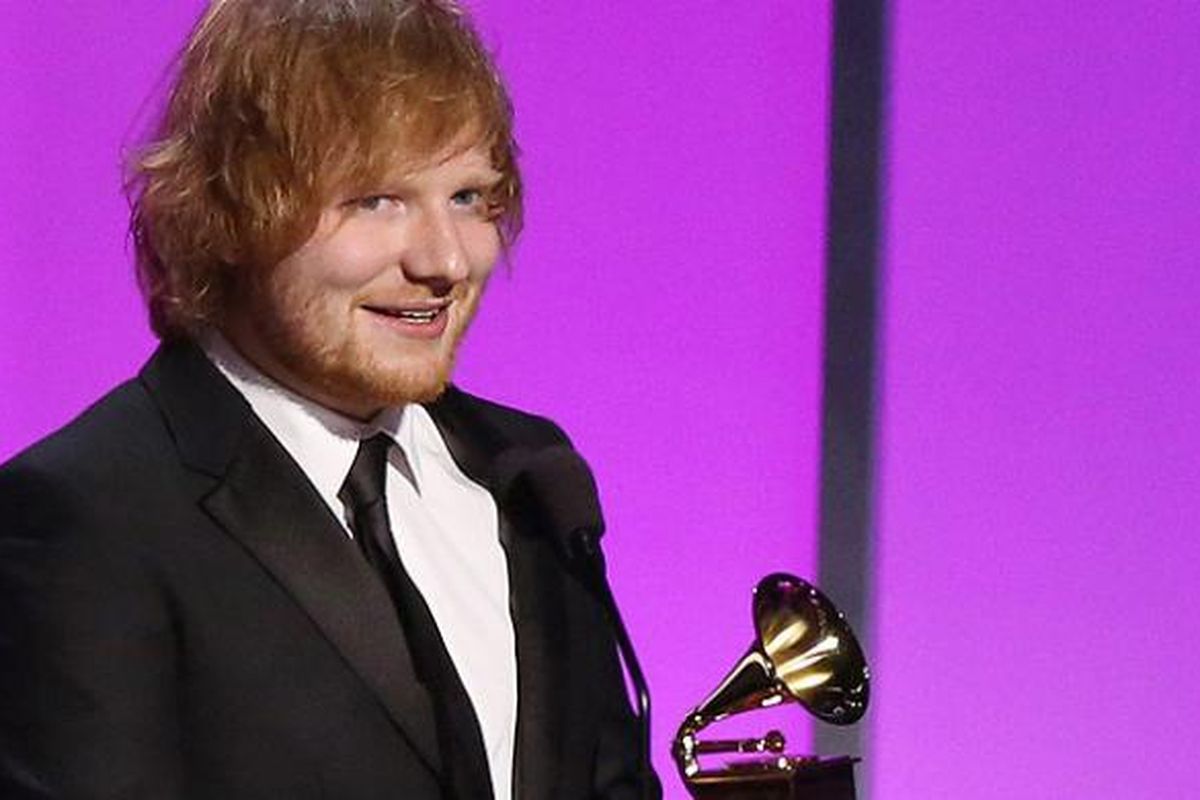 Ed Sheeran menerima trofi Grammy Awards 2016 untuk Best Pop Solo Performance di Staples Center, Los Angeles, California, AS, pada Minggu (15/2/2016) waktu setempat.