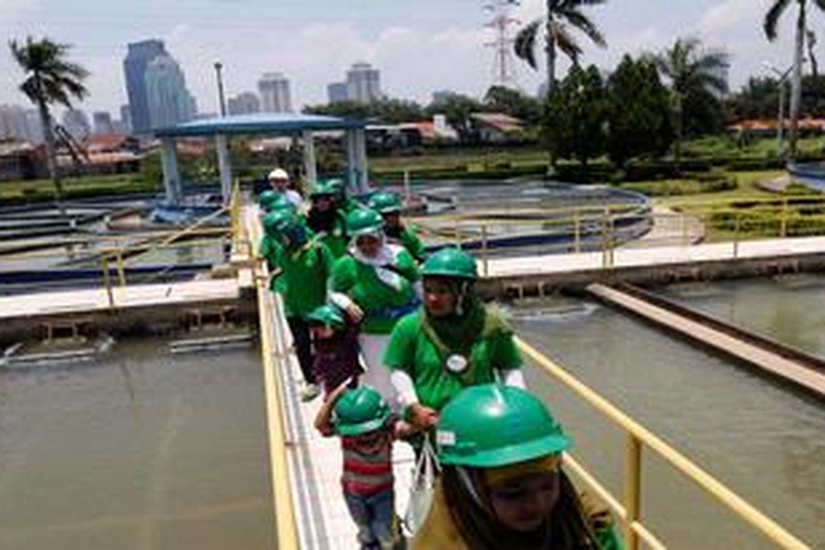 Para ibu dan anak binaan Komunitas Ciliwung Bersih melihat proses pengolahan air bersih di instalasi pengolahan air bersih Ipal Pejompongan 1, Jakarta, Kamis (21/3/2013). Kunjungan tersebut adalah bagian dari kegiatan Palyja untuk menyambut peringatan Hari Air.

