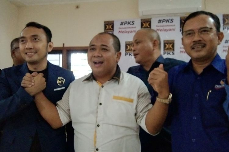 Ketua DPD PKS Karawang Dedi Sudrajat (tengah) dan Ketua DPD Partai Nasdem Karawang Dian Fahrud Jaman (kiri)