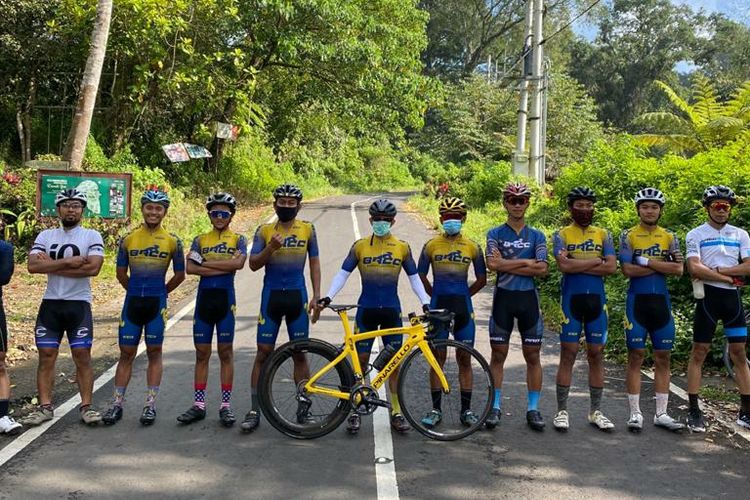 Komunitas sepeda Banyuwangi Road Cycling Community (BRCC) bersepeda sejauh 500 KM menuju Solo untuk mempromosikan wisata Banyuwangi.