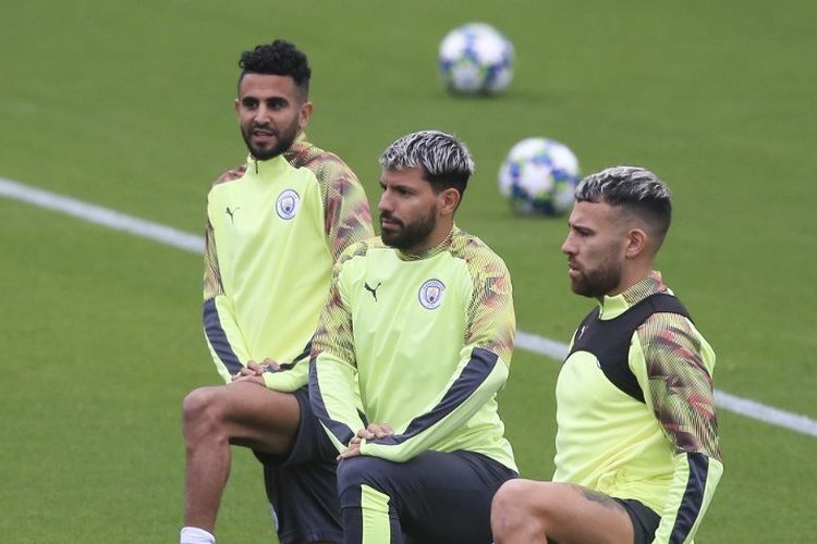 Gelandang Aljazair Manchester City, Riyad Mahrez, striker Argentina Manchester City Sergio Aguero, dan pemain bertahan Manchester City, Nicolas Otamendi melakukan peregangan selama sesi latihan tim di City Football Academy di Manchester