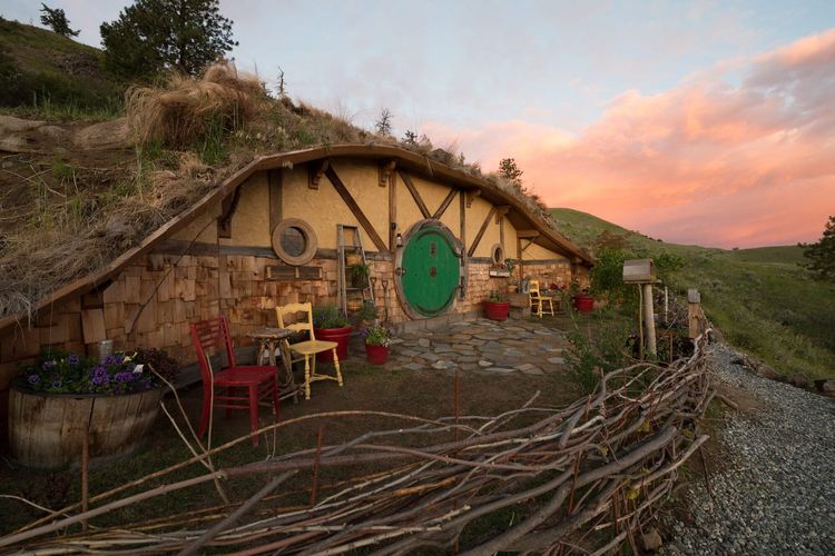 Penginapan tema Hobbit bernama Underground Hygge di Airbnb (https://www.airbnb.com/).