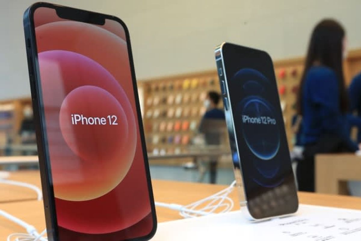 Ilustrasi iPhone 12 dan iPhone 12 Pro.