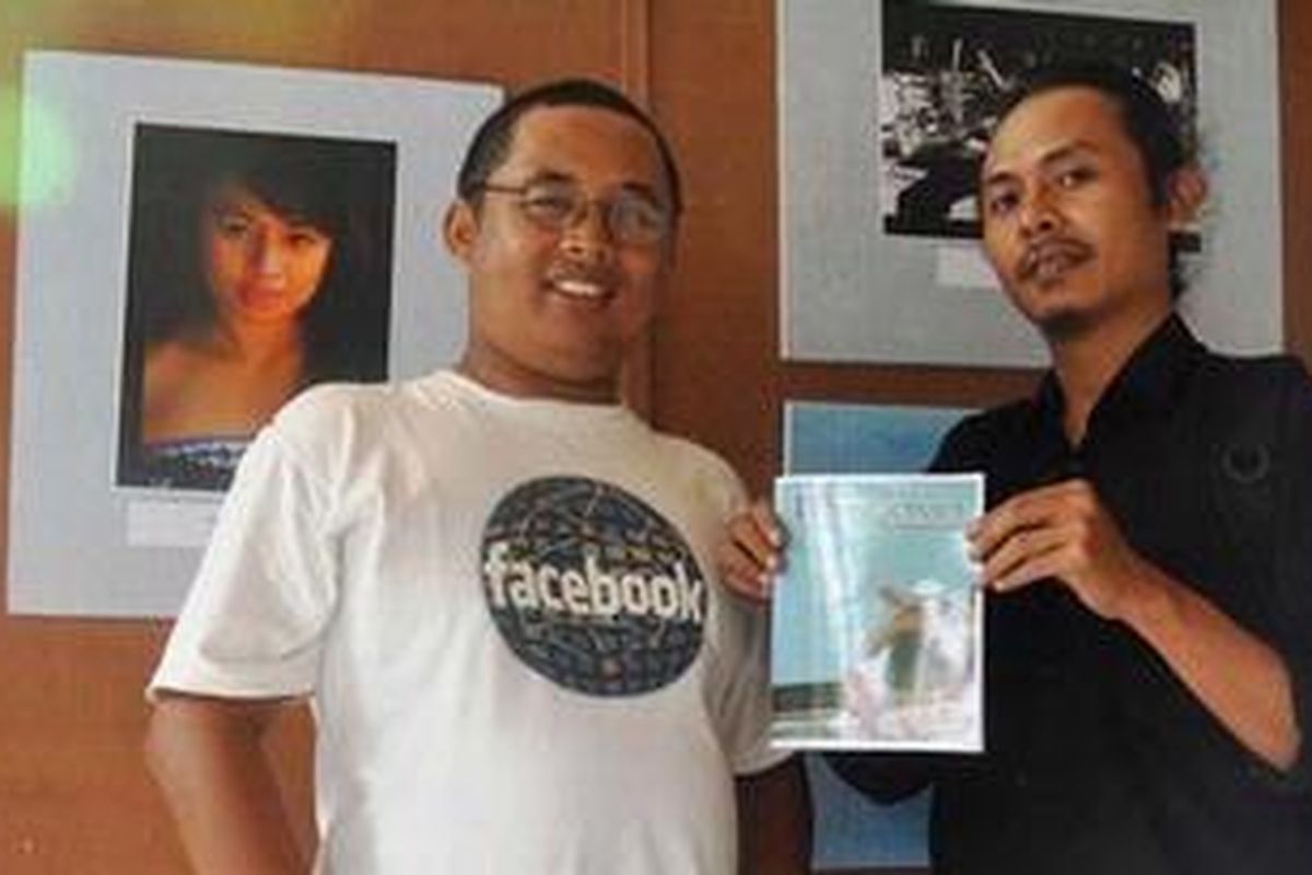 Syam Teradjana (kanan) dan Rosyid Azhar, saat memamerkan jurnal kebudayaan Tanggomo, Senin (14/2/2011) di Fakultas Sastra dan Budaya Universitas Negeri Gorontalo, Kota Gorontalo.  