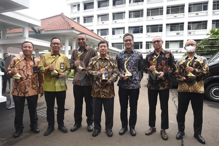 Direktur Utama Subholding Pertamina bersama jajaran top manajemen SHU usai menerima penghargaan Proper Emas 2022 dari Kementerian Lingkungan Hidup dan Kehutanan yang diselenggarakan di Istana Wakil Presiden, Jakarta, Kamis (29/12/2022). 

