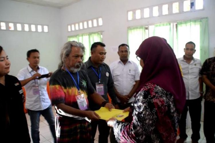 Ketua KPU Baubau, Dian Anggraini, menyerahkan SK penetapan kembali Roslina Rahim-La Ode Yasin sebagai pasangan calon wali kota ke para tim pemenangan pasangan calon tersebut. 