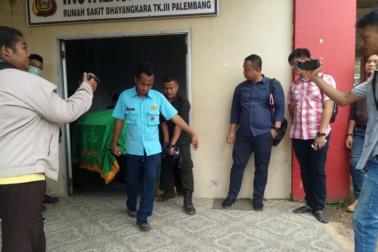 Jenazah Muhammad Akbar ketika hendak dimasukkan ke dalam mobil ambulance di rumah sakit Bhayangkara Palembang, Kamis (17/10/2019).
