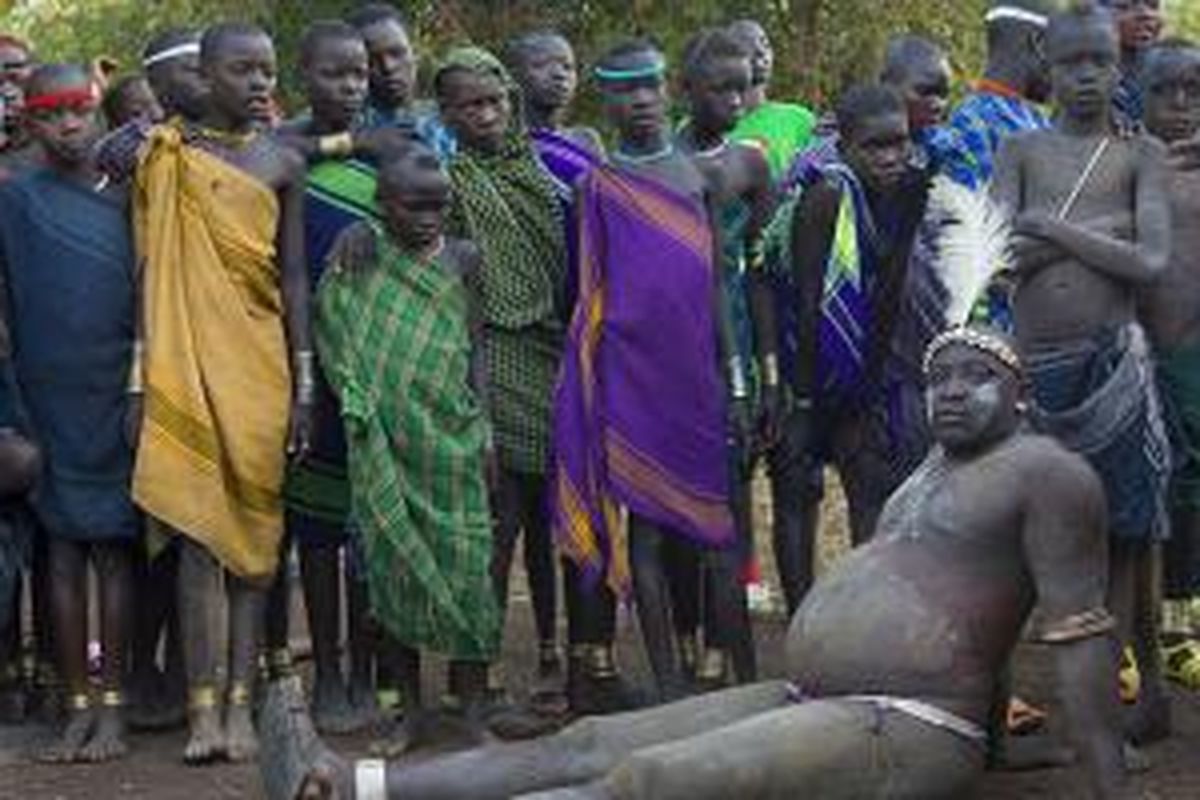 Pria Suku Bodi harus makan banyak demi mendapatkan perut buncit yang dianggap seksi oleh wanita setempat. 