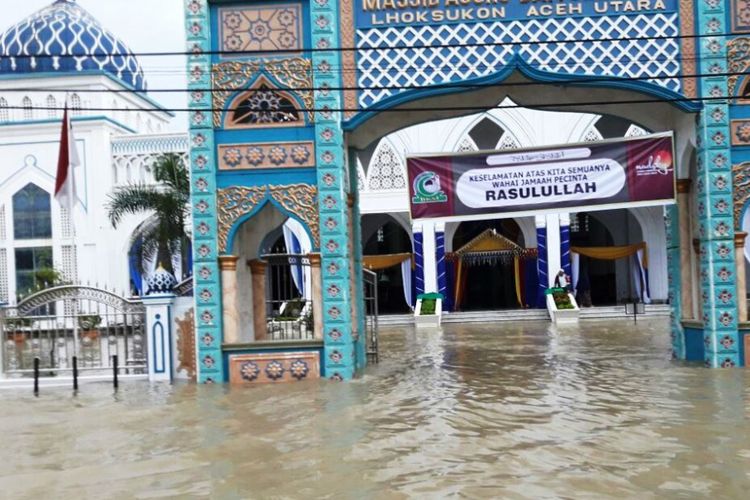 Banjir merendam Masjid Agung Lhoksukon, di Kota Lhoksukon, ibu kota Kabupaten Aceh Utara, Kamis (4/12/2017).