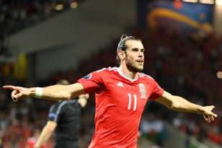 Pemain Wales, Gareth Bale, melakukan selebrasi usai membobol gawang Rusia, dalam laga pamungkas Grup B Piala Eropa 2016, di Toulouse, Perancis, Senin (19/6/2016) waktu setempat.