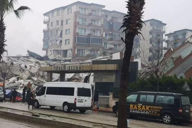 Kompleks apartemen Guclu Bahce di Kota Antakya, Turki rusak parah akibat gempa.