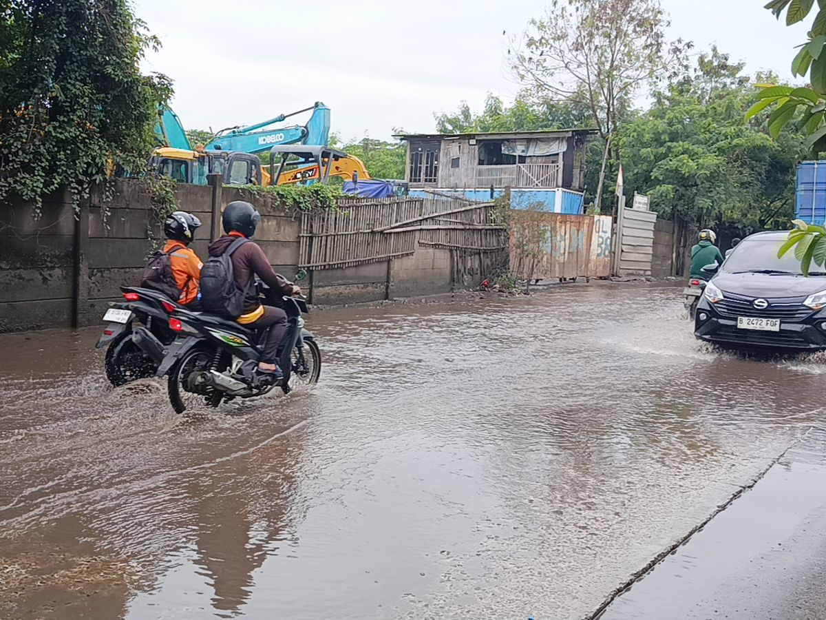 Jalan Marunda Makmur Bekasi Banjir, Warga Keluhkan Tak Ada Drainase