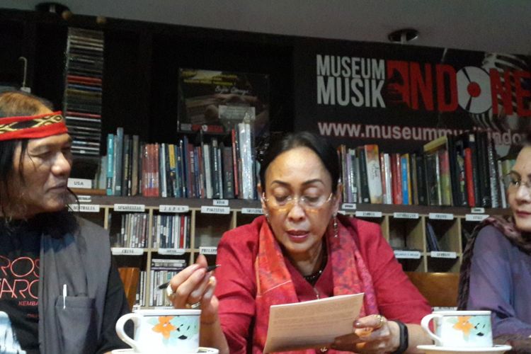 Diah Mutiara Sukmawati Soekarnoputri, anak Presiden pertama RI, saat mengunjungi Museum Musik Indonesia (MMI) di Kota Malang, Senin (26/3/2018).