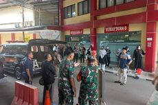 Keluarga Jemput Jenazah Danramil 03/Senen di RS Polri: Kami Berkabung