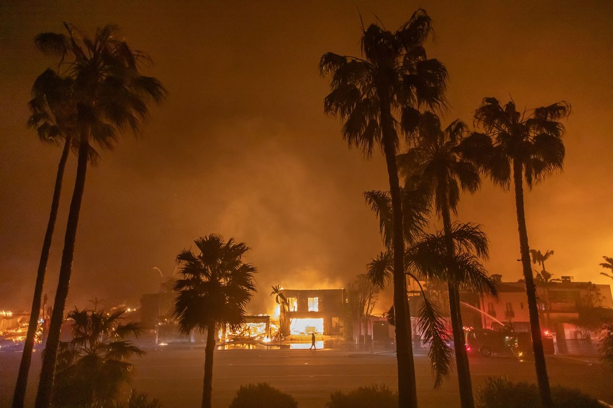 Kebakaran hutan di Los Angeles menghanguskan rumah-rumah mewah di Pacific Palisades, Rabu (8/1/2025). Sedkitnya lima orang tewas dalam salah satu badai api terparah ini.