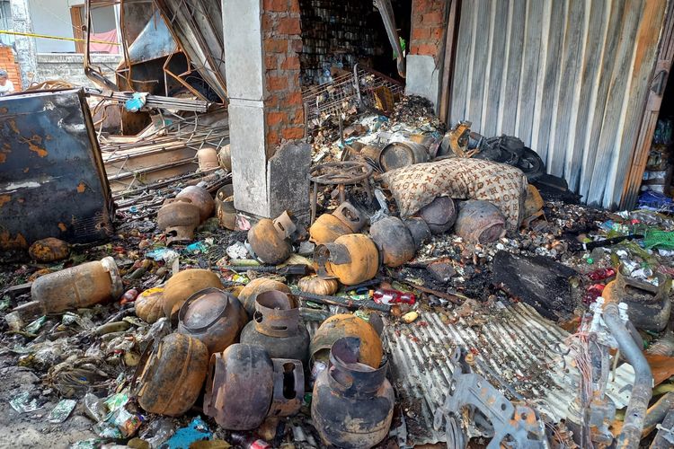 Gabung gas 3 kilogram yang berserakan saat kebakaran di ruko tiga pintu di Samarinda, Kaltim, yang tewaskan tujuh orang, Minggu (14/4/2022) dini hari. 
