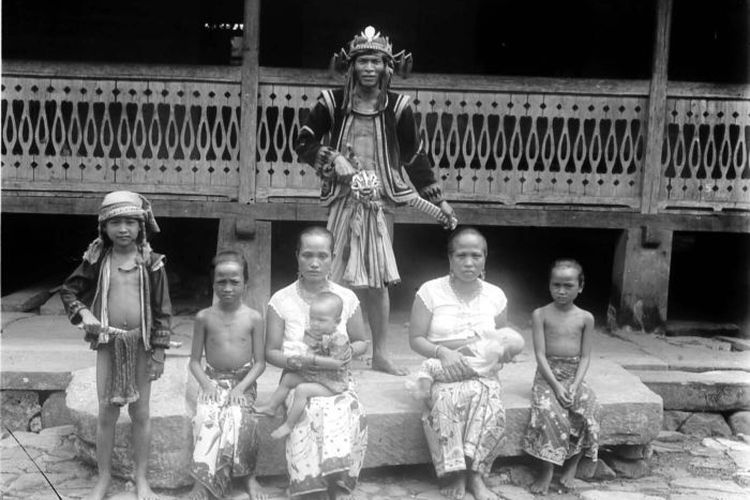 Keluarga Nias tempo dulu.