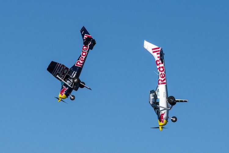 Anggota Red Bull Air Force, Luke Aikins dan sepupunya Andy Farrington, melakukan persiapan menjelang Plane Swap. Atraksi ekstrem tersebut akan dilakukan pada Senin (25/4/2022).