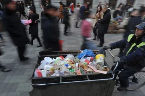 Penyapu Jalan di China Ini Pakai Gajinya untuk Bantu Anak-anak Miskin
