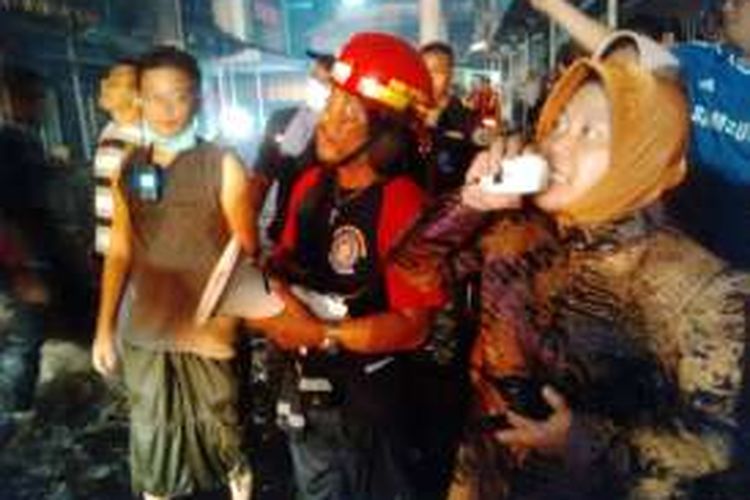 Risma memberi intruksi petugas PMK saat pembasahan kebakaran Pasar Atom Surabaya, Senin (11/4/2016) malam.