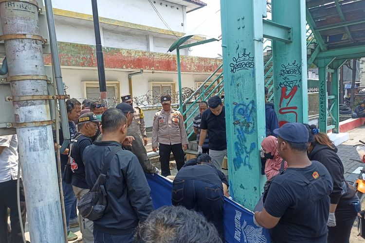 Pria tanpa identitas jatuh dari Jembatan Penyebarangan Orang (JPO) di Jalan Jendral Sudirman Semarang, Jawa Tengah (Jateng). 