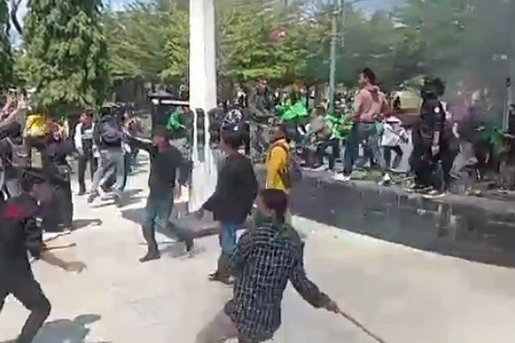 Aksi unjuk rasa gabungan mahasiswa se Kota Palopo, Sulawesi Selatan, Senin (10/4/2023) sore yang menolak undang undang cipta kerja, berlangsung ricuh.di depan gedung DPRD Kota Palopo.