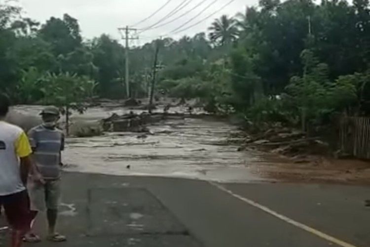 Banjir bandang menerjang Kabupaten Minahasa Tenggara, Provinsi Sulawesi Utara, Senin (20/9/2021). Akses jalan di daerah itu terputus.