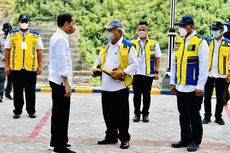 Di Trenggalek, Jokowi Bujuk Menteri PUPR Beli Sepatu Warna Kuning untuk Naik Motor