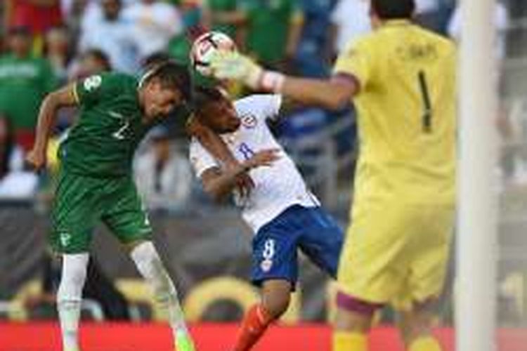 Gelandang Cile, Arturo Vidal, berduel dengan pemain Bolivia, Erwin Saavedra (kiri), dalam laga fase grup Copa America 2016 di Massachusetts, Amerika Serikat, Sabtu (11/6/2016) pagi WIB.